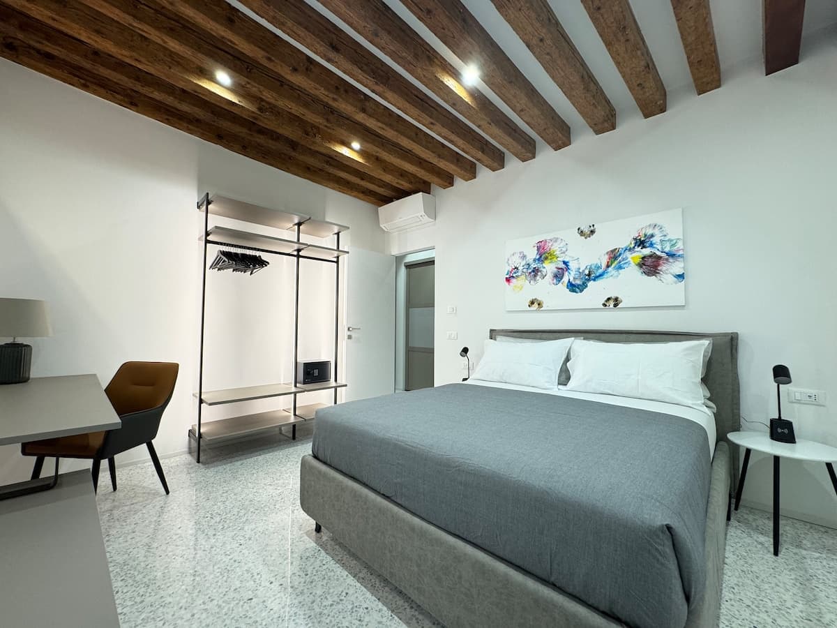 Romantic Canal Apartment, apartment in San Marco, Venice